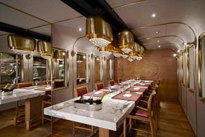 Um restaurante ou outro lugar para comer em Mandarin Oriental, Hong Kong