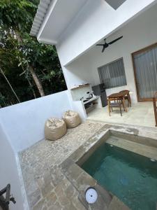 una piscina en un patio trasero con una casa en Radin Group 6, en Kuta Lombok
