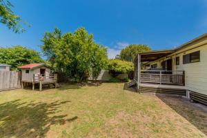 un patio vacío junto a una casa con una valla en Driftwood On Anderson - Free Wifi, en Inverloch