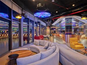 老街市Tru by Hilton Lao Cai City Riverside的带沙发和桌椅的客厅