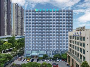 duży budynek z napisem na szczycie w obiekcie City Comfort Inn Wuhan Huangpu w mieście Wuhan