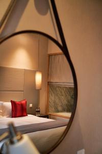 Giường trong phòng chung tại Carlton Hotel Singapore