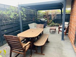 een houten tafel en stoelen op een terras bij Convenient in Cambridge in Cambridge