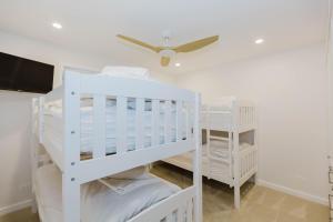 Un pat sau paturi într-o cameră la Rawson Retreat - 10 Rawson Street House