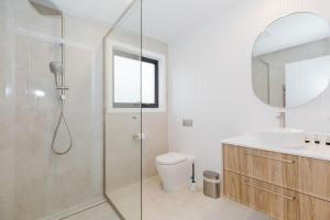 O baie la Rawson Retreat - 10 Rawson Street House +7 fotografii