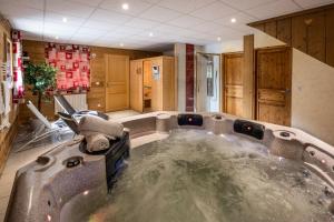 vasca idromassaggio al centro di una stanza di Chalet Snow Pearl a Les Menuires