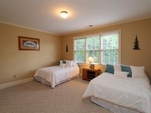 Katil atau katil-katil dalam bilik di Tippy Canoe Lodge - Relax by the fireplace or play ping pong and foosball +23 gambar