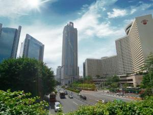 a busy city street with cars on the road at Guangzhou Boman Apartment Zhengjia Huanshi Branch in Guangzhou