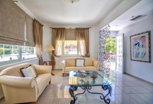 A seating area at Villa Plumeria Flower