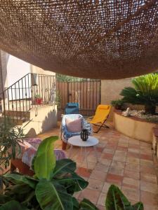 Un patio con una mesa y sillas en un patio. en Mon petit coin de paradis, en Coursan