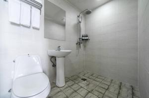 ein weißes Badezimmer mit Toilette und Waschbecken in der Unterkunft Jeju Pure Stay Ocean in Jeju-do + 63 Fotos