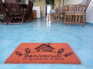 a welcome mat on the floor of a restaurant at La maison à la mer in Gaeta