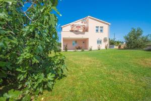 a view of a house from the yard at Pula Istria Apartments in Pula