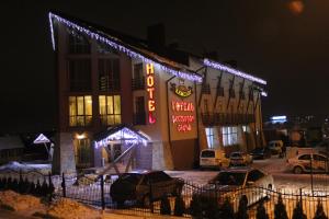 un edificio con luces de Navidad en un lado en Kamelot en Ternopilʼ