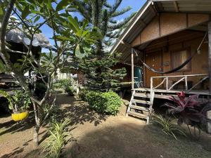 una casa con una scala fuori di Blue Sky Resort a Ko Chang