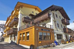 een gebouw met balkons aan de zijkant bij Hotel Alba in Livigno