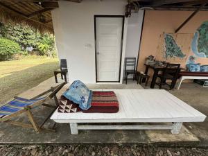 un letto e una sedia davanti a una casa di Blue Sky Resort a Ko Chang