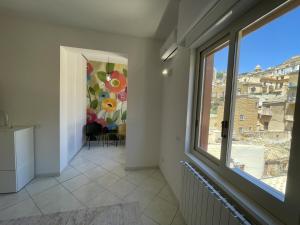 阿格里真托Subile Empedocle Apartment的有窗户、可欣赏风景的走廊