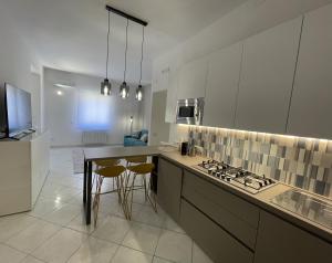 阿格里真托Subile Empedocle Apartment的带柜台和凳子的厨房 更多12张照片