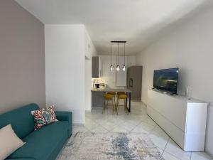 阿格里真托Subile Empedocle Apartment的客厅里有一张沙发和一个厨房