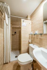 Ванна кімната в Hostal Residencia Europa Punico