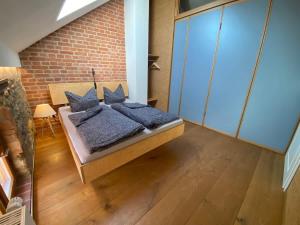 Postel nebo postele na pokoji v ubytování HexenburgbeiDresden Maisonette über 2 Etagen mit 4 Schlafzimmern, Kamin, Terrasse und Faßsauna, Nähe Sächsische Schweiz Dresden