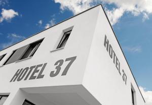 Un edificio bianco con le parole "motel" sopra. di Hotel 37 a Landshut