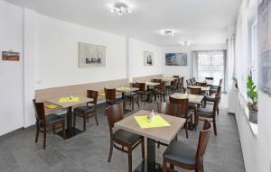 un ristorante con tavoli e sedie in una stanza di Hotel 37 a Landshut