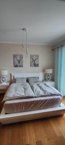 ein Schlafzimmer mit einem großen Bett mit zwei Lautsprechern in der Unterkunft VillaMadeira Basement Apartment in Funchal in Funchal