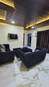 Posezení v ubytování Raja Villa Entire 4BHKwith Pool + 24 fotografií