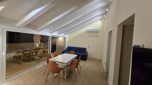 a room with a table and chairs and a dining room at RESIDENZA GIULIA e LIDIA - PERLA DELL'ADRIATICO in Grottammare