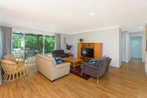 Μια τηλεόραση ή/και κέντρο ψυχαγωγίας στο Blue Horizon 3BR Beach Retreat