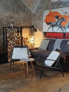 un salon avec un canapé et deux chaises dans l'établissement Ab 1 Pers HexenburgbeiDresden Ausgebauter Pferdestall, Kamin, Terrasse und Faßsauna, Nähe Sächsische Schweiz Dresden, à Großharthau