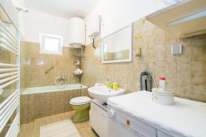 Ένα μπάνιο στο Apartments Cafe del Mar