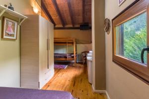 ein kleines Haus mit einem Schlafzimmer und einem Fenster in der Unterkunft Casa De Campo Las Rozas in Puente Viesgo