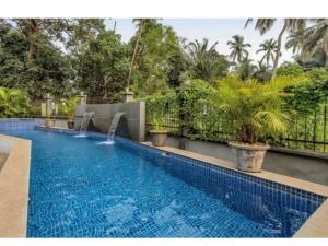 una piscina con un tobogán de agua en un complejo turístico en Luxury 3bhk penthouse Candolim beach 10 mins, en Goa