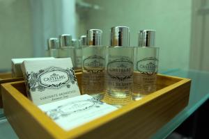 a wooden tray with four bottles of hair products at Hotel Rural da Quinta do Silval in Pinhão