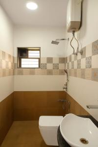 a bathroom with a toilet and a sink at The Elite Villa 2 Bhk in Panchgani