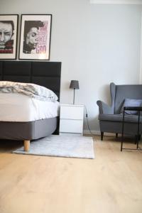 a bedroom with a bed and a chair at Wunderschönes Single Apartment in Berlin