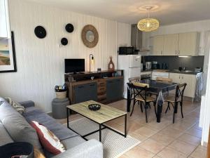 Una cocina y una sala de estar con un sofá y una mesa. en 767 - Maison dans un lieu calme à 850m de la plage, en Erquy 14 fotos más