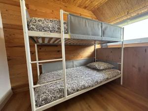 Habitación con litera y 2 literas en una cabaña en 767 - Maison dans un lieu calme à 850m de la plage, en Erquy