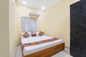 Una cama o camas en una habitación de FabHotel GT Empire