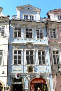 um edifício azul com acabamento branco numa rua em Charles Bridge Hostel & Apartments em Praga