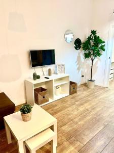 a living room with a tv and a table at Apartamento en el corazón de Santa Cruz in Santa Cruz de Tenerife