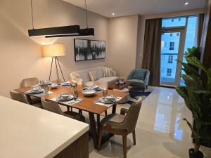 マナーマにあるSea view 3 bd room apartmentの木製のテーブルと椅子のあるリビングルーム