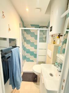 a bathroom with a shower and a toilet and a sink at Maison 10 Cosy T2 avec jardin Jacuzzi in Marseille