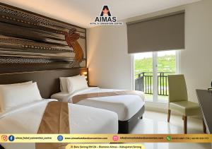 索龙Aimas Hotel and Convention Centre的有两张床和一扇窗户的酒店房间