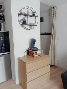 Cette chambre comprend une commode et un miroir mural. dans l'établissement Les Ours Bruns, à Aragnouet 7 autres photos