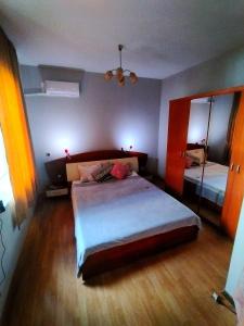 Ένα ή περισσότερα κρεβάτια σε δωμάτιο στο Small City Garden