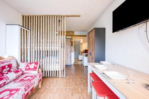 TV a/nebo společenská místnost v ubytování Altitude Soyouz - Studio avec vue